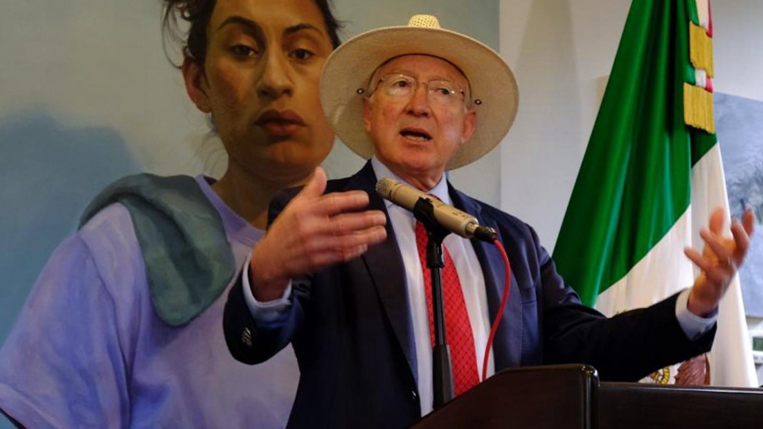 Ken Salazar comparte preocupación de México sobre ley migratoria de Texas